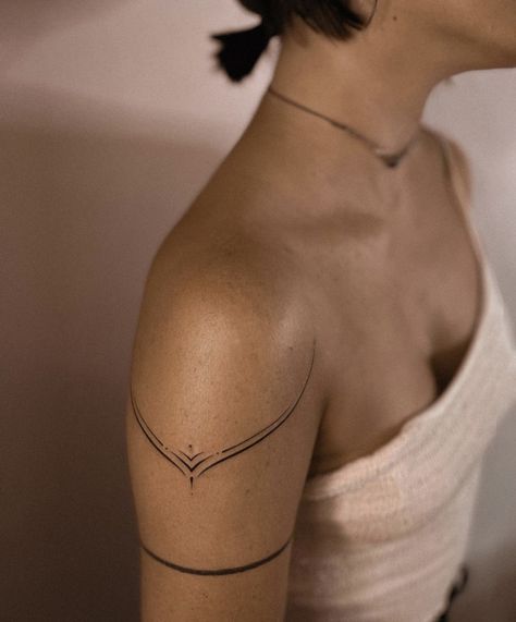 Arm Cuff Tattoo, Cuff Tattoo, Tato Minimal, Muster Tattoos, Upper Arm Tattoos, Tasteful Tattoos, Shoulder Tattoos For Women, Classy Tattoos, Arm Tattoos For Women