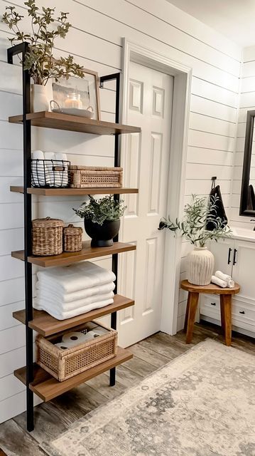 Cabin Kits, Bathroom Inspiration Decor, Apartment Decor Inspiration, Vintage Room, Small Bathroom Decor, Decor Home Living Room, Ideas Bathroom, Design Case, Bathroom Makeover