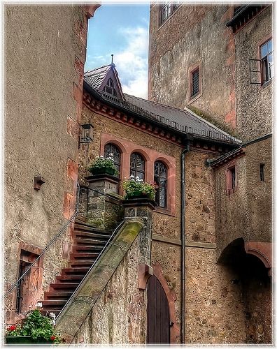 European Courtyard, Exotic Places, Beautiful Castles, Eastern European, Incredible Places, Historical Architecture, Places Around The World, Travel Pictures, Beautiful World