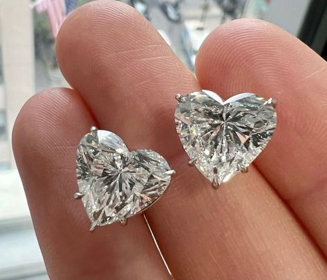 Huge Diamond Earrings, Dangle Diamond Earrings, Unique Diamond Earrings, Single Diamond Necklace, Big Diamond Engagement Rings, Stylish Engagement Rings, Heart Shaped Diamond Ring, Bellybutton Piercings, Expensive Jewelry Luxury