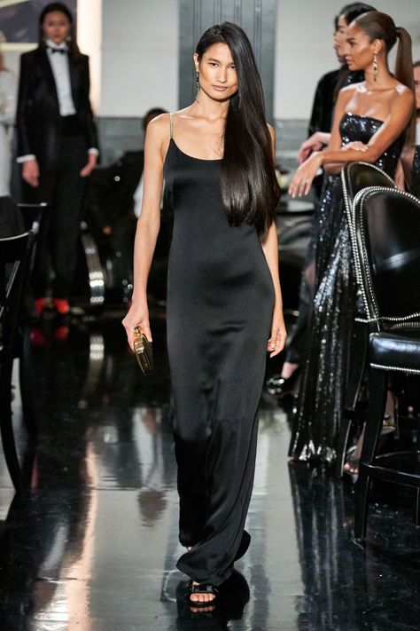 Ralph Lauren Fall 2019 Ready-to-Wear Collection - Vogue Ralph Lauren Fall, Fall Fashion Trends Women, Estilo Chic, Fall Fashion Trends, Fashion Show Collection, Evening Attire, Fashion Shows, Vogue Paris, White Fashion