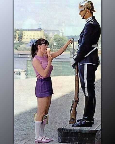 40s, 50s, 60s & 70s on Instagram: “A girl licks ice cream and plays with the tip of the guns bayonet to try and elicit a reaction from a royal guard in Sweden in 1970.” Eating Ice Cream, Royal Guard, Historical Moments, Swedish Royals, Historical Images, 웃긴 사진, Princesa Diana, Historical Pictures, Up Girl