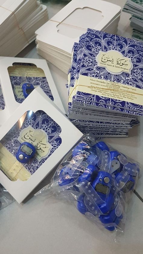 Umrah Mubarak, Wedding Gift Pack, Estilo Hijab, Eid Crafts, Creative Wedding Gifts, Bridal Gift Wrapping Ideas, Desi Wedding Decor, Diy Gift Set, Ramadan Crafts