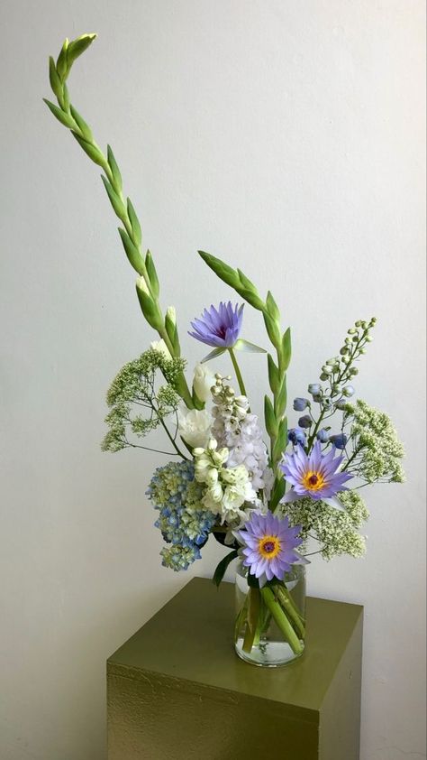 Water Lily Arrangement, Hydrangea Floral Design, Flower Inspo Bouquet, Delphinium Flower Arrangement, Gladiolus Flower Arrangements, Water Lily Bouquet, Gladiolus Arrangements, Gladiolus Bouquet, Flower Film