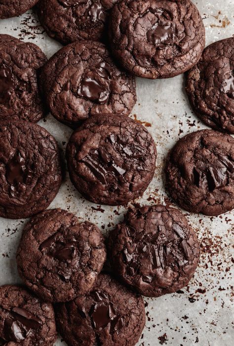 These double chocolate brownie cookies are the perfect blend of a chewy brownie meets crispy chocolate cookie with melted chocolate bits. Chocolate Chip Brownie Cookies, Chocolate Nutella Cookies, Argentina Food, Chocolate Loaf Cake, Double Chocolate Brownies, Chocolate Brownie Cookies, Butter Brownies, Cake Mixes, Chewy Brownies