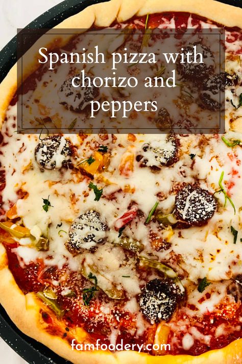 Enjoy this Spanish-style pizza with chorizo and peppers in a delicious homemade tomato sauce. Spanish Pizza, Chorizo Pizza, Tomato Pizza Sauce, Marinara Sauce Recipe, Spanish Dishes, Homemade Tomato Sauce, Dinner Inspiration, Fresh Meat, Dish Recipes