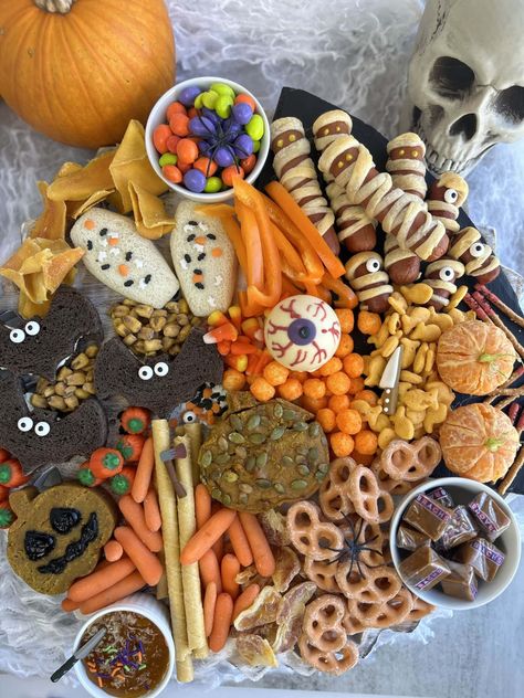 Halloween Snack Board, Snack Board Ideas, Pumpkin Spread, Halloween Themed Snacks, Easy Halloween Cookies, Halloween Finger Foods, Apple Treats, Mini Pumpkin Cheesecake, Cocktail Sausages