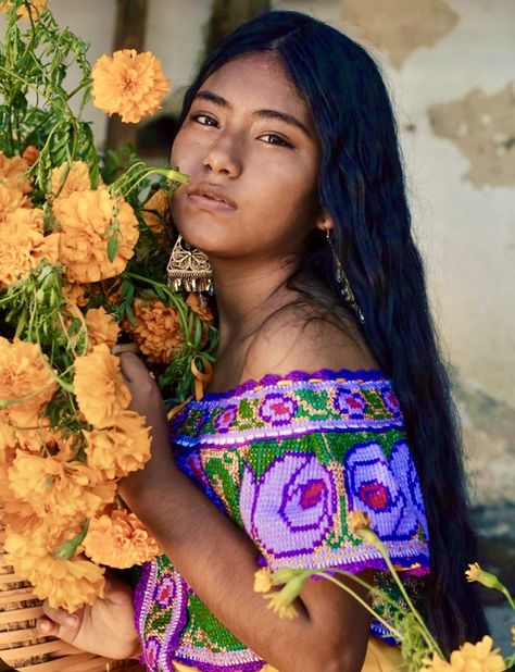 Hispanic Woman Art, Latino Woman, Fresh Hair Color, South American Women, Latina Culture, Mexican Beauty, Mexican Models, Mexican People, Mexican Fashion