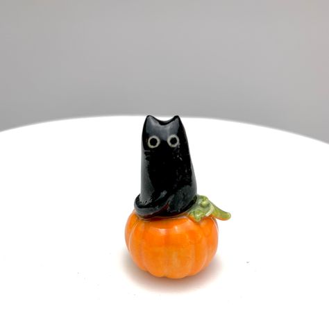 Diy Fall Clay Crafts, Mini Clay Ideas Halloween, Mini Clay Halloween, Halloween Clay Sculpture, Halloween Clay Figures, Spooky Clay Projects, Fall Clay Crafts, Clay Halloween Ideas, Small Clay Figures