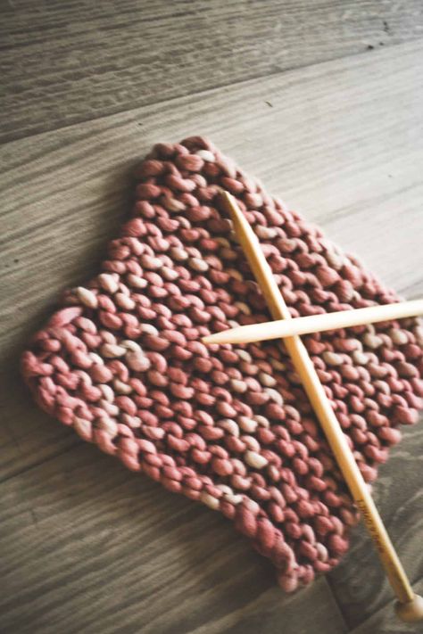 Knit Hot Pads Free Pattern, Knit Trivet, Potholder Patterns Free, Christmas Sewing Patterns, Cabin Crafts, Diy Knit, Easy Knitting Projects, Diy Textiles, Potholder Patterns