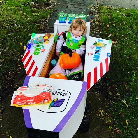 Toy Story !!! Buzz lightyear rocket ship wagon idea!!! Buzz Lightyear Wagon Costume, Buzz Lightyear Family Costume, Diy Halloween Wagon Ideas, Family Costumes With Wagon, Wagon Rocket Ship, Toy Story Family Costumes Diy, Toy Story Wagon Halloween, Buzz Lightyear Rocket Ship, Wagon Costume Ideas