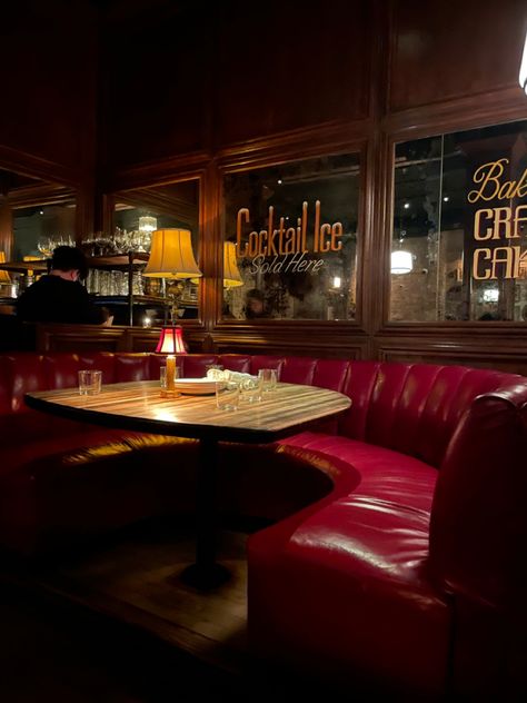 Dim lit restaurant with red booth and mirrored walls with art Restaurant Design Aesthetic, Cool Restaurants, 50s Bar Aesthetic, Old Club Aesthetic, Restaurant Booths, Restaurant Aesthetic Vintage, Retro Aesthetic Restaurant, Old Restaurant, Old Fashioned Restaurant