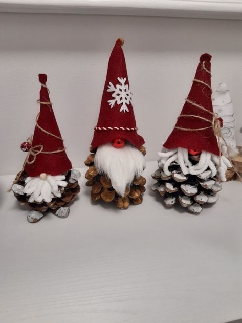 Craft Ideas For Seniors, Pinecone Gnomes, Ideas For Seniors, Gold Christmas Tree Ideas, Pine Cone Christmas Decorations, Amazing Craft Ideas, Jul Diy, Pinecone Crafts Christmas, Pine Cone Christmas Tree