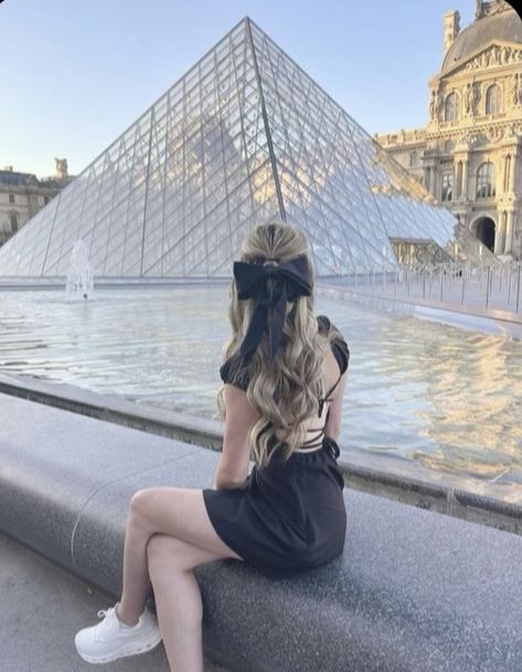 Paris Trip Photos, Photo In Paris Ideas, Paris Pics Instagram, Photo Idea In Paris, Pic Ideas In Paris, Louvre Museum Picture Ideas, Cute Photos Ideas Instagram, Photo Poses Paris, Insta Photo Ideas Paris