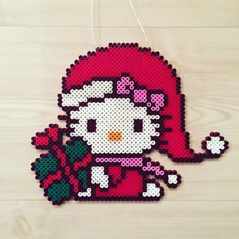 Xmas Beads, Christmas Perler Beads, Modele Pixel Art, Hamma Beads Ideas, Cat Apparel, Pearl Beads Pattern, Easy Perler Beads Ideas, Fuse Bead Patterns, Kitty Christmas