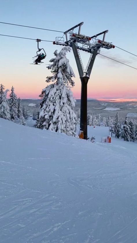 Japan Skiing Aesthetic, Cold Weather Aesthetic, Skiing Mountains, Snow Weather, Slalom Skiing, Skiing Aesthetic, Ski Aesthetic, Cold Culture, Winter Skiing