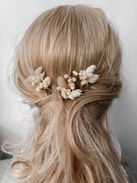 Boho Flower Hair Accessories, Boho Wedding Hairstyles With Flowers, Dry Flower Hair Accessories, Dried Flower Hair Pins, Bohemian Wedding Hair Accessories, Dried Flowers Hair, Bohemian Wedding Flowers, Nature Crown, Boho Hair Pins