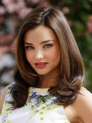 To create a bouncy blowout, rough dry your hair until 85% dry, then give hair polish and a slight bend by finishing with a round brush. Miranda Kerr Hair Color, Miranda Kerr Hair, Hair Color Formulas, Miranda Kerr, Makati, Celebrity Hairstyles, Brunettes, Hair Dos, Trendy Hairstyles