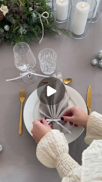 How To Fold Serviettes Table Settings, How To Put Napkins On Table, Rustic Napkin Folding Ideas, Cute Napkin Folds, Serviette Folding, Table Napkin Folding, Napkins Folding, Folding Napkins, Fold Napkins