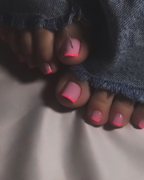 Pink Tip Toe Nails, Feet Pedicure Nails, Easy Toe Nail Designs For Beginners, Toe Nail Designs Purple, Pink French Tip Toe Nails, Pink French Toes, Black French Tip Pedicure, Toe Nail Inspiration, Black Pedicure Toenails