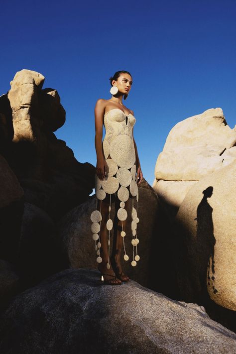 Cult Gaia Spring 2024 Ready-to-Wear Collection | Vogue Desert Fashion Shoot, Fashion Photoshoot Editorial, Beach Fashion Editorial, Desert Fashion, Fashion Photography Inspiration, Fashion Aesthetics, Cult Gaia, Fashion Gallery, Fashion Images