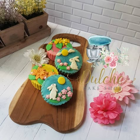 Instagram 上的 Dulche Bake Shop：「 Celebrate MOONCAKE FESTIVAL with our floral and bunny mooncake!! Available 4 different flavor.. Six Course Grains, Black Sesame Lotus, Yam… 」 Mid Autumn Festival Craft, Chinese Moon Cake, Japanese Bakery, Mooncake Recipe, Cake Festival, Mooncake Festival, Moon Cakes, Clay Idea, Chinese Festival