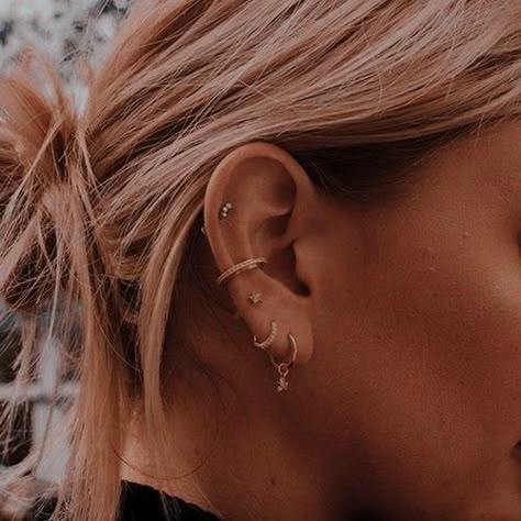 Ušný Piercing, Bijoux Piercing Septum, Ear Peircings, Minimalism Fashion, Piercing Chart, Hats Summer, Cool Ear Piercings, Pretty Ear Piercings, Fashion 70s