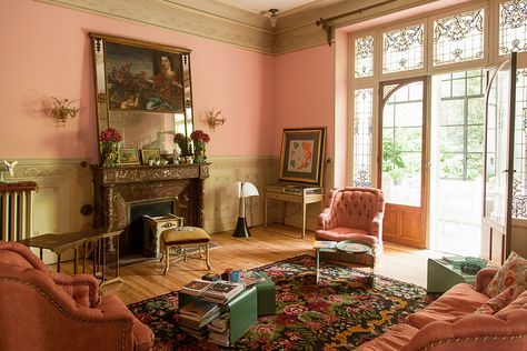 Pastel pink living room with original fireplace and antique furniture in an Art Nouveau villa in the South of France - Full Home Tour on The Nordroom Bohemian Apartment, Vintage Apartment, Sweden House, Gravity Home, Pink Living Room, Decoration Accessories, French House, Scandinavian Home, Interior Trend