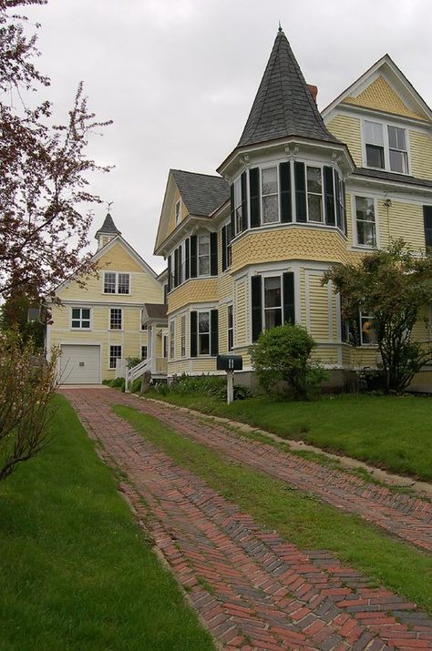 Yellow Victorian House, Herringbone Brick, Brick Driveway, Victorian Exterior, Victorian Style Homes, Yellow House, Victorian Mansions, Yellow Houses, Victorian Architecture