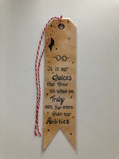 Harry Potter Bookmark Painting, Harry Potter Cards Handmade, Wizard Books, Diy Harry Potter Crafts, Harry Potter Bookmark, Bookmarks Quotes, Handmade Bookmarks Diy, Harry Potter Items, School Of Witchcraft