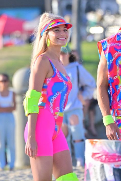 margot robbie as barbie on the set of barbie 90s Workout Outfit, 90s Workout, Workout Costume, Margot Robbie Outfit, 80s Workout Costume, Pink Roller Skates, Skate Outfit, Margot Robbie Style, Roller Skating Outfits