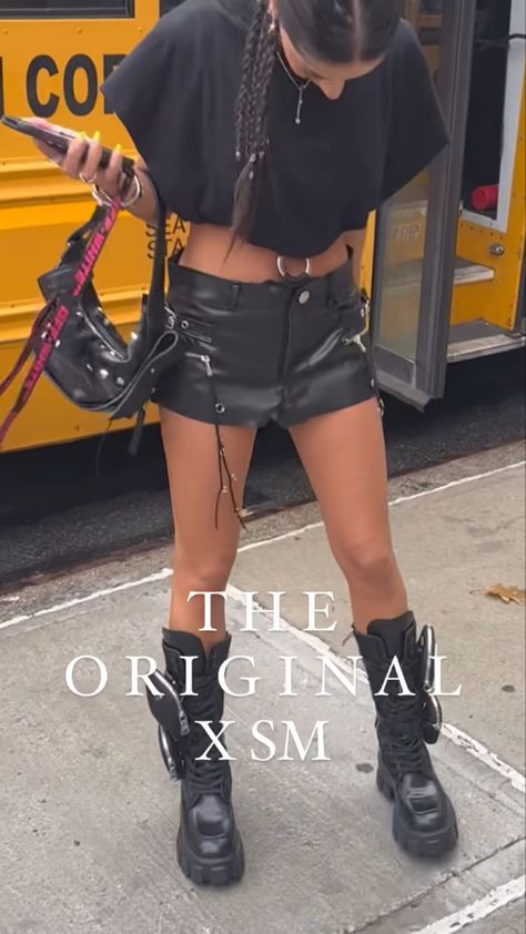 Afterlife Festival Outfit, Leather Shorts Outfit Night Club, Grunge Night Out Outfits, Look Techno Party, Grunge Festival Outfit, Outfit Techno, Techno Rave Outfit, Leather Shorts Outfit, Tech Outfit