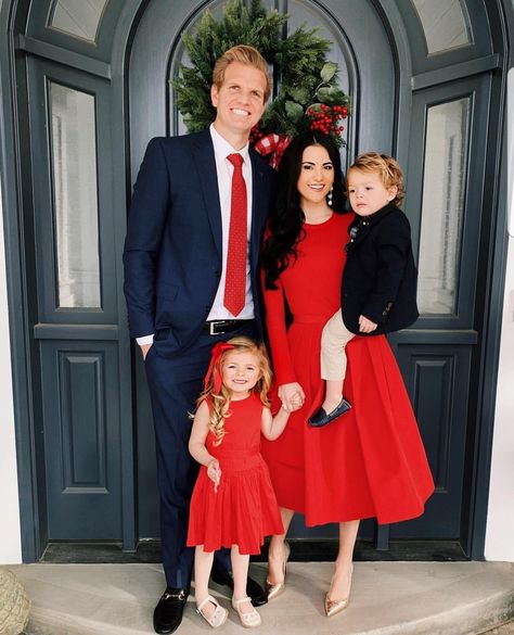 Church Outfit Christmas, Christmas Church Outfit, Red Christmas Outfit, Holiday Photos Outfits, Family Christmas Pictures Outfits, Family Holiday Pictures, Christmas Pictures Outfits, Christmas Family Photoshoot, Trendy Christmas Outfits