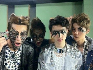 eerie EXO Mama face painting >. Exo Mama Era, Exo Mama, Exo 12, Halloween Memes, Exo Ot12, Exo Funny, Exo Xiumin, Exo Memes, Kim Jongdae