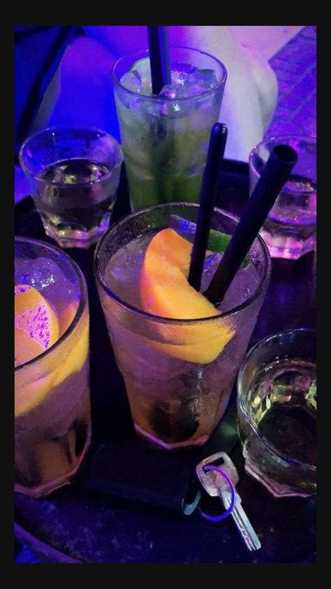 Story Fake Instagram, Liqueur Drinks, Pretty Alcoholic Drinks, Story Fake, Alcohol Party, Alcohol Aesthetic, Fancy Drinks, Pretty Drinks, Snap Food