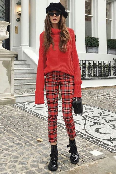 Red Plaid Pants Outfit, Outfit Pantalon Rojo, Plaid Pants Outfit, Red Plaid Pants, December Outfits, Tartan Fashion, Christmas Outfit Ideas, Trendy Christmas Outfits, Shopping Clothes