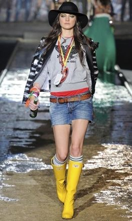 6 Cute Ways to Wear Rain Boots #rainboots #shoes #boots Yellow Rain Boots Outfit, Boots And Shorts, Ootd Yellow, Rainboots Outfit, Rain Boot Outfit, Yellow Rain Boots, Yellow Boots, Mood Board Fashion, Rain Boot