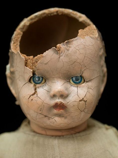 Porcelain Doll Makeup, Vintage Foto's, Creepy Toys, Broken Doll, Scary Dolls, Porcelain Jewelry, Doll Photography, Creepy Dolls, Old Dolls