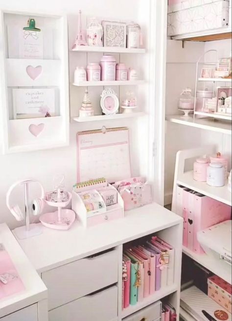 Pink Study Room, Shabby Chic Craft Room, Pink Office Decor, Fall Bedroom Ideas, Decor Christmas Home, Cozy Fall Bedroom, Pink Desk, Pink Office, Boy Bedroom Design