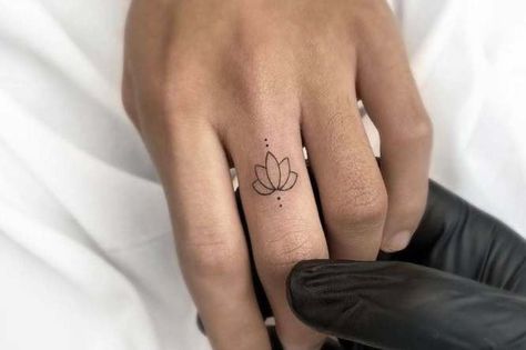 Flower Finger Tattoos, Ring Tattoo Designs, Maching Tattoos, Tiny Finger Tattoos, Unique Tattoos For Women, Cute Finger Tattoos, Finger Tattoo For Women, Ring Finger Tattoos, Dandelion Tattoo