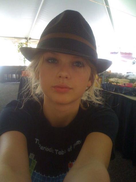 Fetus Taylor in fedora Taylor Funny, Debut Taylor, Young Taylor Swift, Taylor Swift Fotos, Swift Taylor, Estilo Taylor Swift, Long Live Taylor Swift, Swift 3, Live Taylor