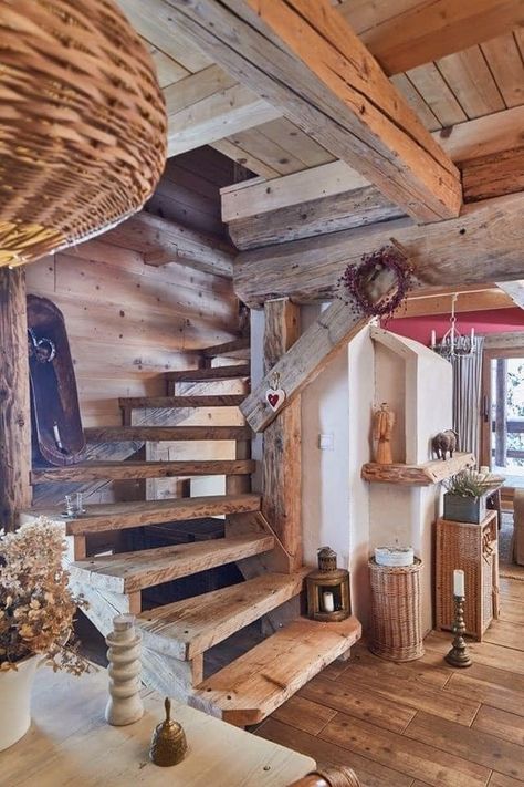 Rustic Staircase, Rustic Stairs, Wooden Staircase, Interior Design Per La Casa, Rustic Home Design, Wooden Stairs, Bedroom Boho, Staircase Design, Cabin Homes