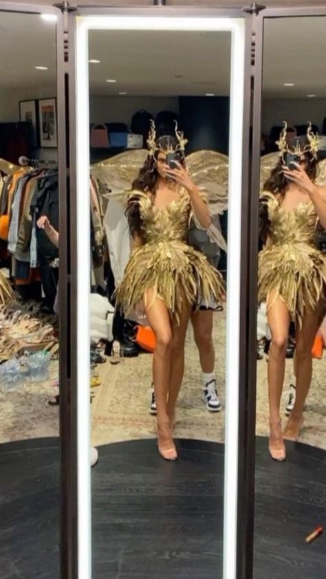 Kendall Jenner Golden Fairy, Gold Angel Halloween Costume, Kendall Jenner Gold Fairy, Kendall Jenner Fairy, Fairy Garden Outfit, Iconic Looks Fashion Celebrity, Gold Goddess Costume, Kendall Jenner Halloween Costume, Gold Fairy Costume