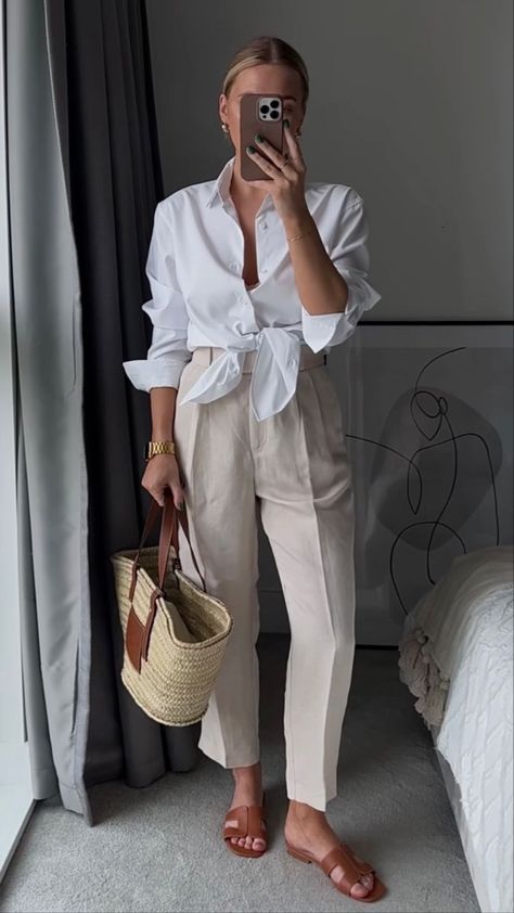 Linen Trousers Outfit Summer, Weekend Aesthetic, Woman Aesthetic, Elegant Ladies, Elegante Casual, Closet Inspiration, Wardrobe Inspiration, Trouser Style, Fashion Board