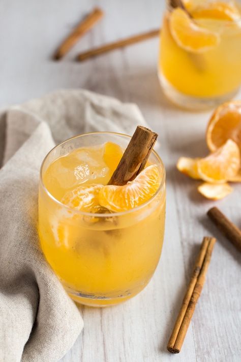 Clementine Whiskey Cocktail Summer Iced Tea, Mulled Apple Cider, Whiskey Smash, Fall Cocktail, Cinnamon Tea, Winter Cocktails, Whiskey Drinks, Fall Cocktails, Sweet Drinks