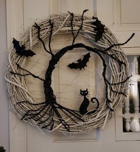 Halloween Wreath Ideas, Elegant Halloween Decor, Spooky Tree, Spooky Wreath, Diy Halloween Wreath, Spooky Trees, Adornos Halloween, Elegant Halloween, Halloween Tattoo