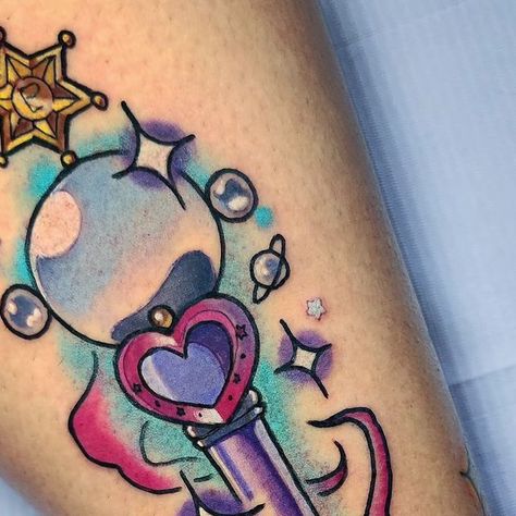 Melissa on Instagram: "Sailor Pluto wand for Taylor 💞 Dm or Email Mellymewtattoos@gmail.com for more info. Check out my how to book highlight. #kawaiiartist #sailormoon #tattoo #Pluto #wand #animetattoo #cutetattoo #floridatattooartist #jacksonvilletattooartist" Laura Anunnaki, Wand Tattoo, Sailor Moon Tattoo, Kawaii Tattoo, Sweet Tattoos, Girly Tattoos, Polly Pocket, Anime Tattoos, Piercing Tattoo