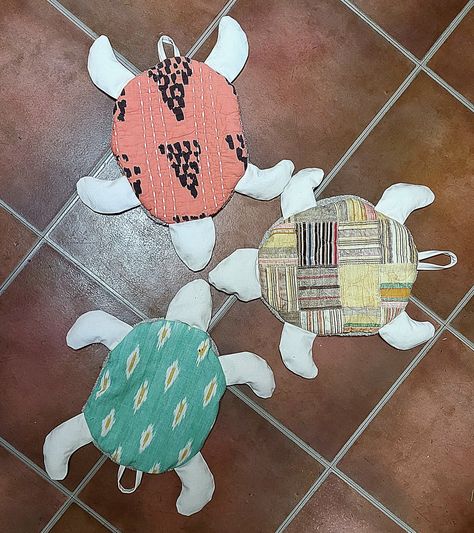 Floor turtles Turtle Floor Mops, Floor Turtle Mop Pattern, Floor Turtle, Floor Mop, Reunion Ideas, Towel Pattern, Christmas Makes, Floor Cushion, Floor Cushions