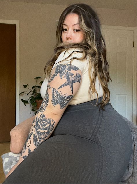 Poses, plus size poses, plus, tattoos Plus Size Tattoo, Plus Size Poses, Poses Plus Size, Plus Size Tattoos, Plus Size Posing, Basic Fits, Aesthetic Photography, Tattoos And Piercings, Tatting