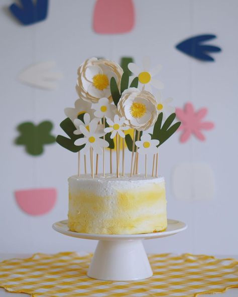 These paper cake toppers deserve another post! Not to mention, they are eco-friendly! So, get crafting with your Cricut machine and make… | Instagram Cricut Cake, Cricut Birthday, New Year's Cake, Diy Cake Topper, Paper Flower Decor, Paper Flower Crafts, My Laptop, Diy Birthday Decorations, Happy Birthday Cake Topper